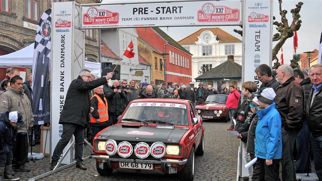 De lokale Assens deltagere i Rally Monte Carlo Historique, Lars Hindsgaul og Arne Pagh sendes afsted fra torvet i Assens i 2018
(Foto: Viggo Johansen, Rallypics.dk)